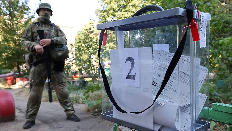 In Donezk füllen sich die ersten Wahlurnen.