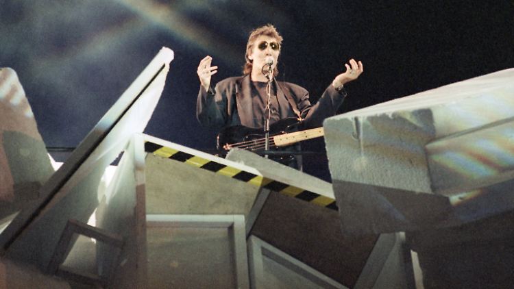 Historisch, legendär: Roger Waters am 21. Juli 1990 bei "The Wall" inmitten der zusammengestürzten Mauer in der Nähe der echten gefallenen Berliner Mauer.