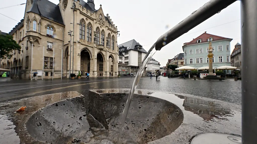 Wasser-laeuft-aus-einem-Trinkbrunnen-auf-dem-Fischmarkt-vor-dem-Erfurter-Rathaus