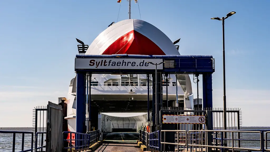 Die-Syltfaehre-liegt-im-Hafen