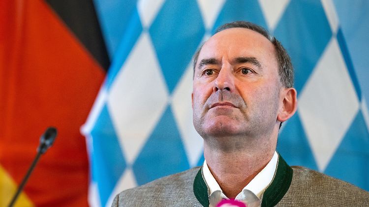 "Aufrichtige Entschuldigung" - aber wofür? Hubert Aiwanger am Donnerstagnachmittag in seinem Ministerium.