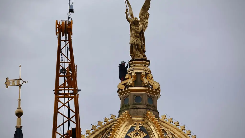 Ein-Mobilkran-wird-fuer-den-Abbau-der-Engelsfigur-vor-dem-Schweriner-Schloss-aufgebaut