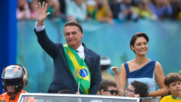 Jair und Michelle Bolsonaro lassen sich bei der Feier zum Unabhängigkeitstag Brasiliens 2022 von den Massen feiern.