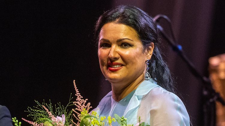 Anna Netrebko steht im Juli 2022 im Innenhof des Fürstenschlosses St. Emmeram auf der Bühne.