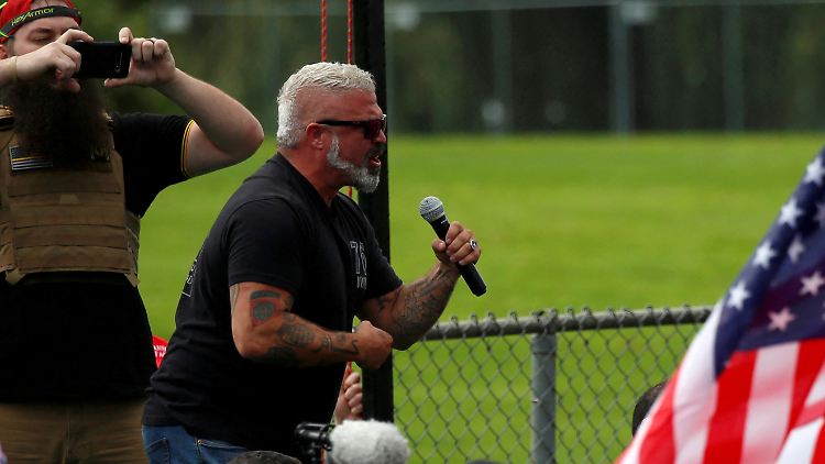 Im Wahlkampf 2020 peitschte Joe Biggs Anhänger von Donald Trump vor einer Wahlkampfveranstaltung in Oregon auf.
