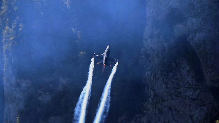 Ein Kampfflugzeug vom Typ Lockheed Martin F-16 Fighting Falcon bei einer Flugvorführung.