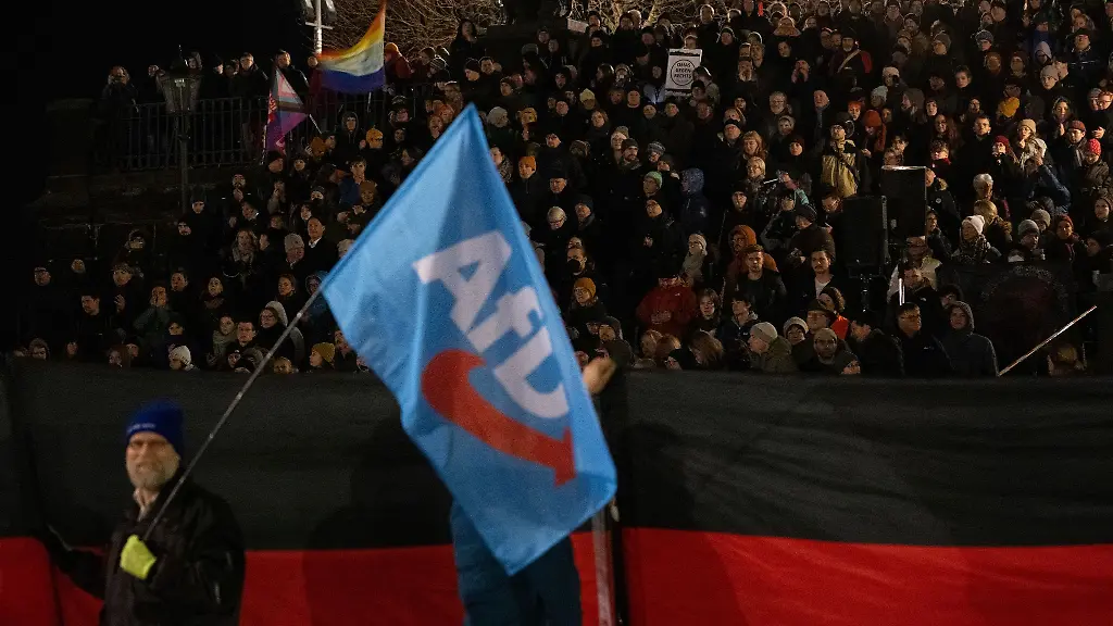 Teilnehmer-einer-Gegendemonstration-der-Initiative-Herz-statt-Hetze-hinten-nehmen-am-Protest-gegen-eine-angekuendigte-Demonstration-der-rechtsextremistischen-Bewegung-Pegida-am-Schlossplatz-teil