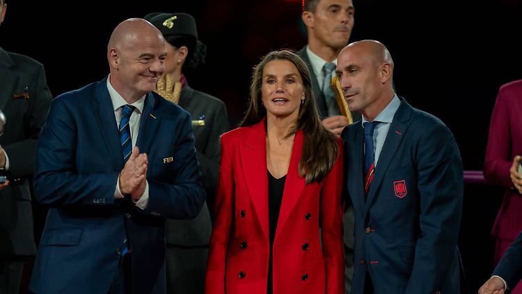 Gianni Infantino (l.), Königin Letizia und Luis Rubiales. 