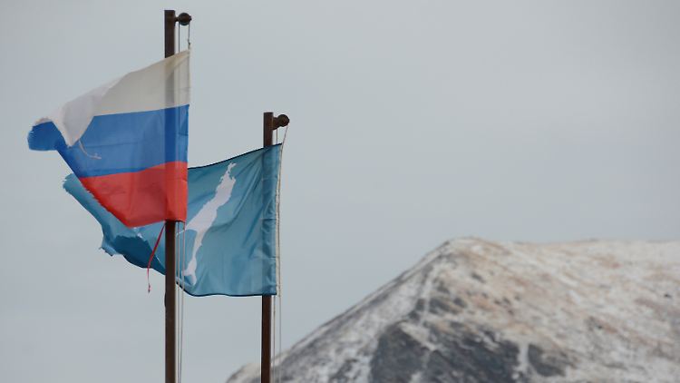 Die russische Flagge und die Flagge der Region Sachalin wehen auf den Kurilen.