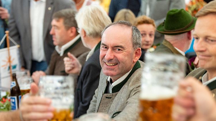 Hubert Aiwanger ließ es sich nicht nehmen, am Donnerstagabend in einem Festsaal im oberbayerischen Aschau aufzutreten.