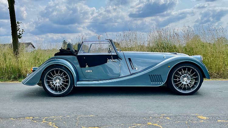 Typisch kompakter Roadster mit kurzem Heck und langer Schnauze (3,89 Meter Außenlänge), noch mehr typisch die unverkennbare Morgan-Silhouette: Der Plus Six ist ein Sehnsuchtsauto.