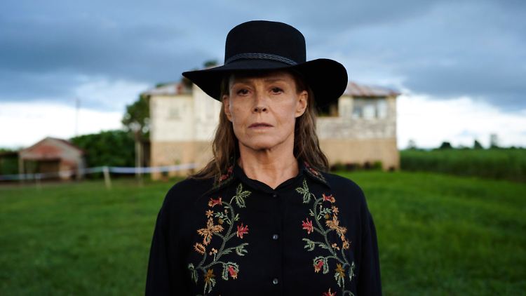 Hat viele Geheimnisse: June Hart (Sigourney Weaver)