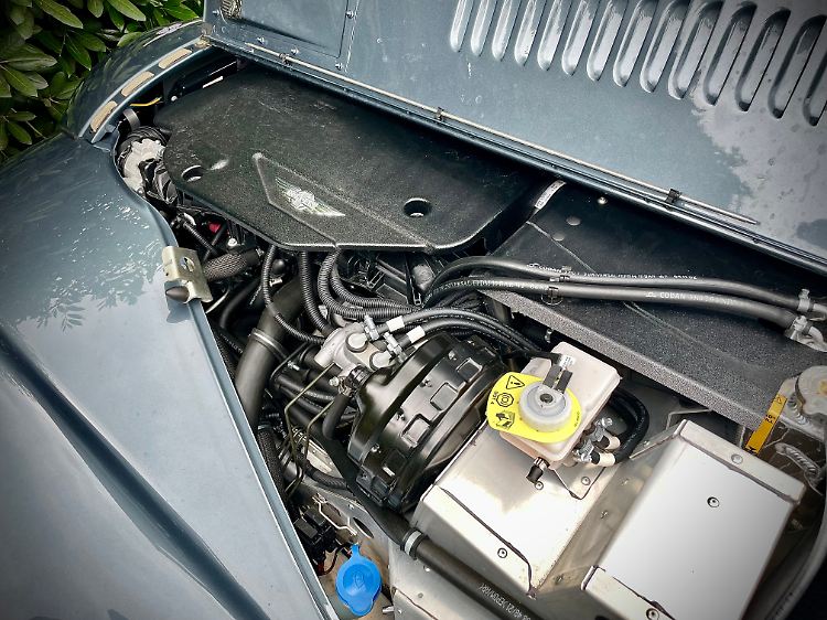 Unter der klassisch zweigeteilten Haube des Morgan arbeitet ein moderner Turbo-Sechszylinder aus dem Hause BMW, der ihn auf bis zu 267 km/h beschleunigt. Der Plus Six ist übrigens der erste Morgan mit Turboaufladung überhaupt.