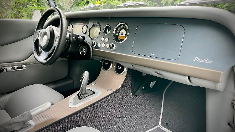 Nostalgisch-klassisches Interieur mit einem Schuss Moderne. Die Materialien sind für Kleinserien-Verhältnisse ordentlich gearbeitet.