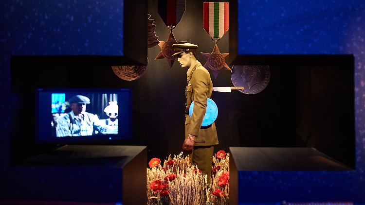 Nachbildung des Soldaten auf dem Rückcover des Albums "The Final Cut" in einer Ausstellung.