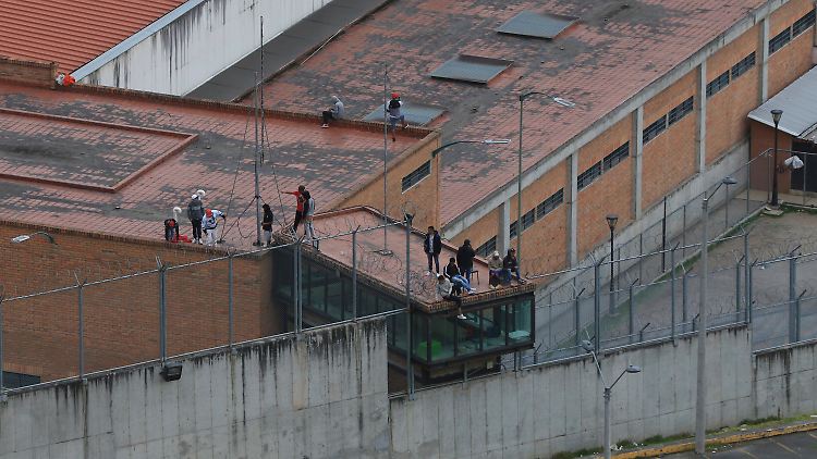 Gefangene stehen auf dem Dach eines Gefängnisses im ecuadorianischen Cuenca, wo Wärter und Polizisten von den Insassen entführt wurden. 
