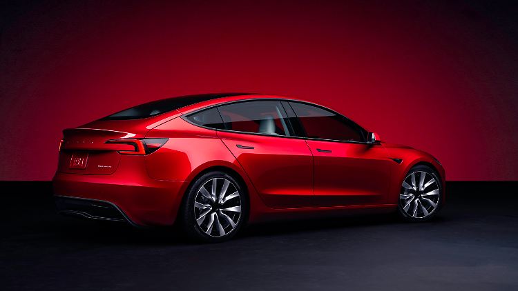Aufgefrischtes Model 3 von Tesla: Die Karosserie des Viertürers hat einen aerodynamischen Feinschliff bekommen.