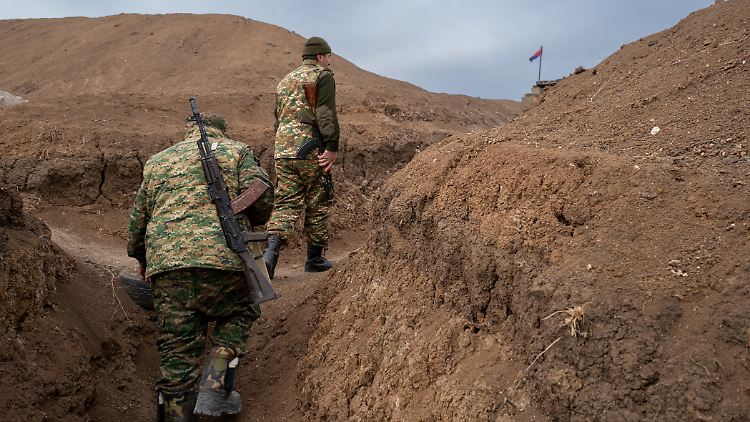 Soldaten auf einem Militärposten an der Frontlinie im Latschin-Korridor. 