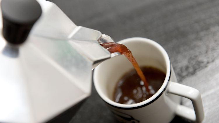 Mit Zucker schmeckt der Kaffee weniger bitter, die Säure hingegen bleibt erhalten.