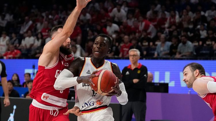 Dennis Schröder (M) verletzte sich beim deutschen Sieg gegen Georgien.