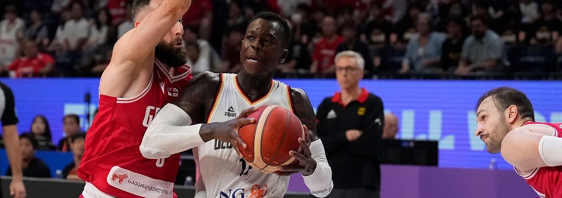Dennis Schröder (M) verletzte sich beim deutschen Sieg gegen Georgien.