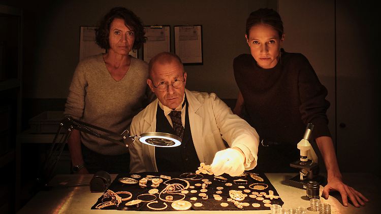 Heino Ferch bringt als wunderlicher Museumsdirektor den Kommissarinnen Odenthal (Ulrike Folkerts, l.) und Stern (Lisa Bitter) die Nibelungensage näher.