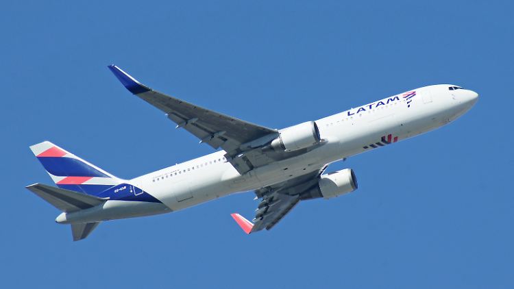 Die Boeing der Fluggesellschaft Latam konnte nach dem geglückten Abfangmanöver doch noch in Frankfurt landen. 