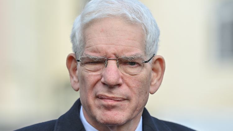 Zentralratspräsident Josef Schuster "erschüttert" vor allem Aiwangers Umgang mit den Vorwürfen.