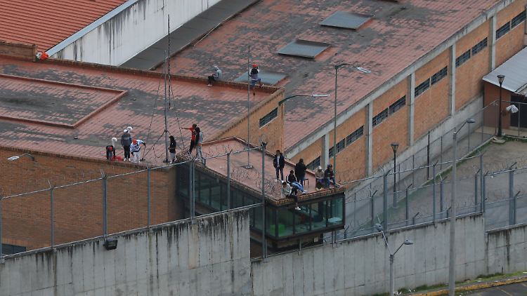 Gefangene auf dem Dach des Turi-Gefängnisses, wo Dutzende von Gefängniswärtern und Polizisten von den Insassen entführt wurden.