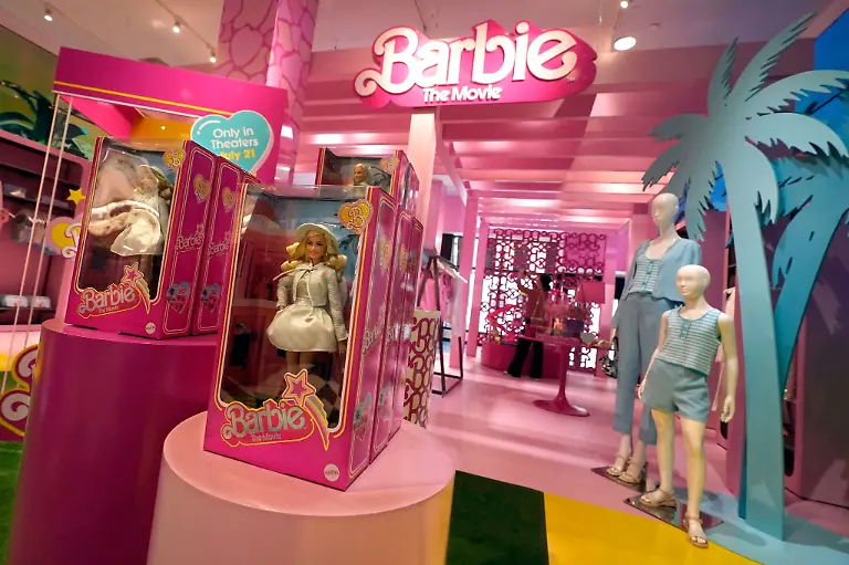Der-Barbie-Film-hat-weltweit-mehr-als-eine-Milliarde-Dollar-eingespielt-und-auch-das-zuvor-oft-schwaechelnde-Interesse-an-Barbie-Produkten-angekurbelt