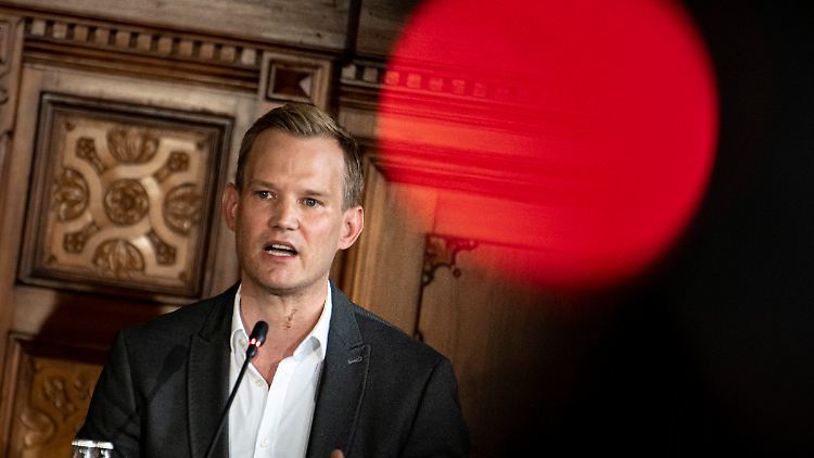 Hendrik Streeck, Virologe, spricht auf der Pressekonferenz des Sachverständigenausschuss zur Evaluation des Infektionsschutzgesetzes (IfSG). 