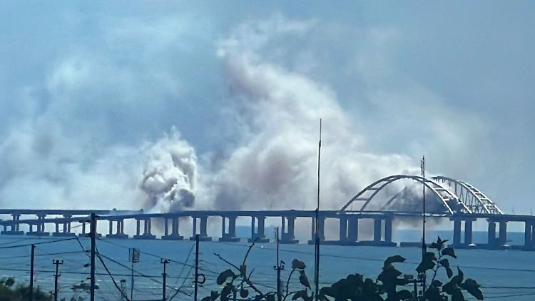 Rauch über der Krimbrücke am 12. August. Damals erklärte Russland, man habe zwei feindliche Raketen abgewehrt.