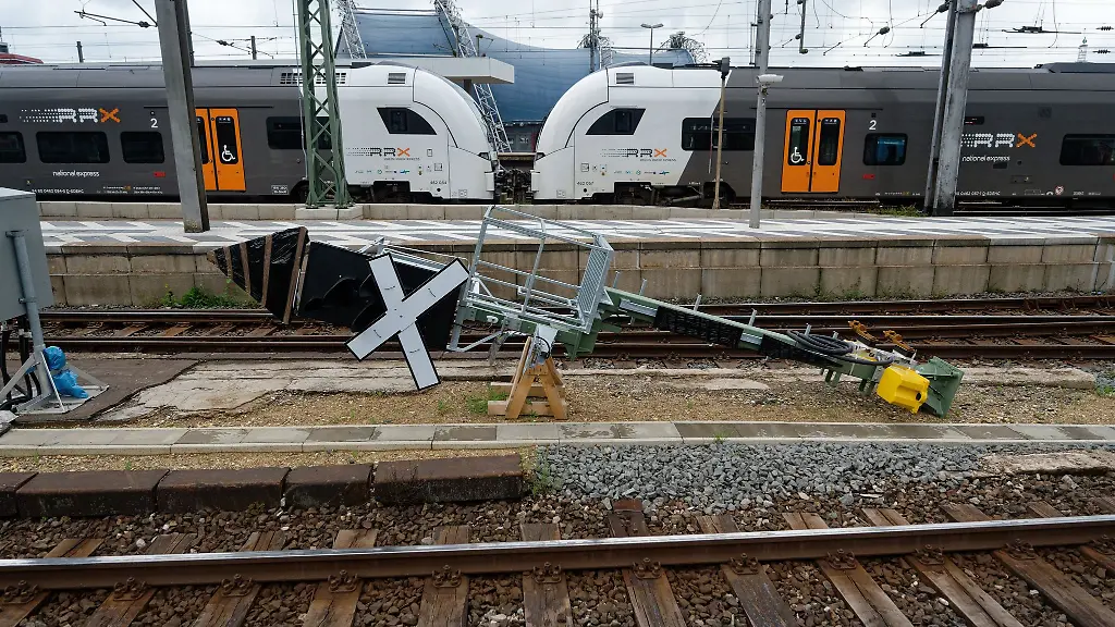 Ein-RRX-Zug-der-Deutschen-Bahn-faehrt-in-den-Koelner-Hauptbahnhof-ein