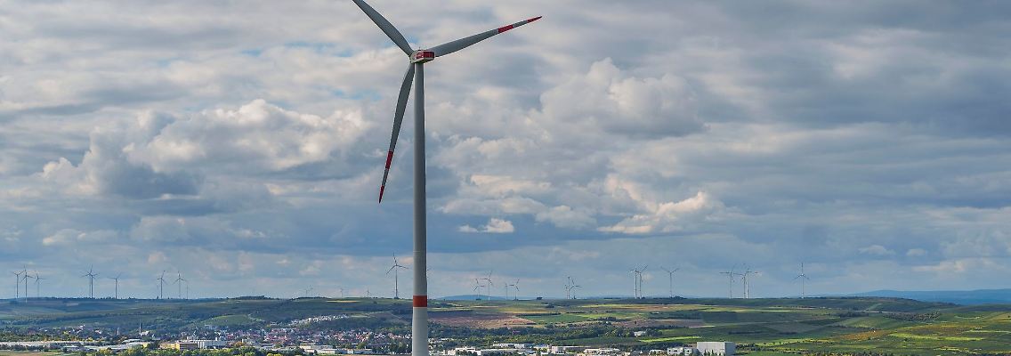 Blick auf einen Windpark oberhalb von Gau-Heppenheim.