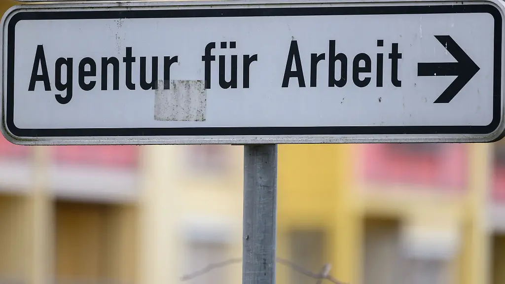 Ein-Schild-weist-die-Richtung-zu-einer-Agentur-fuer-Arbeit