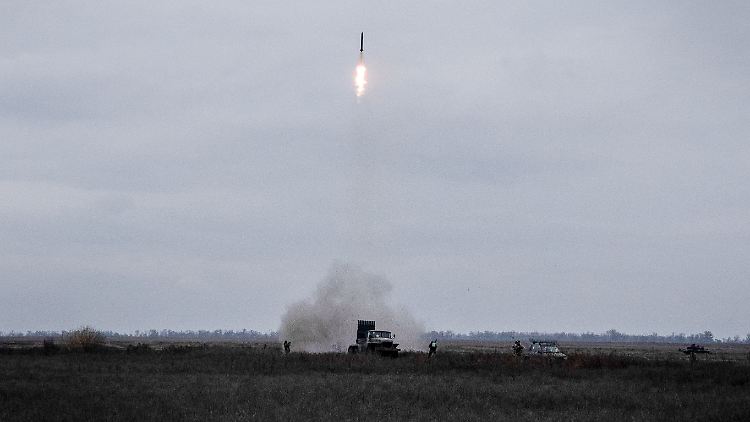 Ukrainische Truppen beim Abschuss von "Grad"-Raketen während einer Trainingseinheit. 