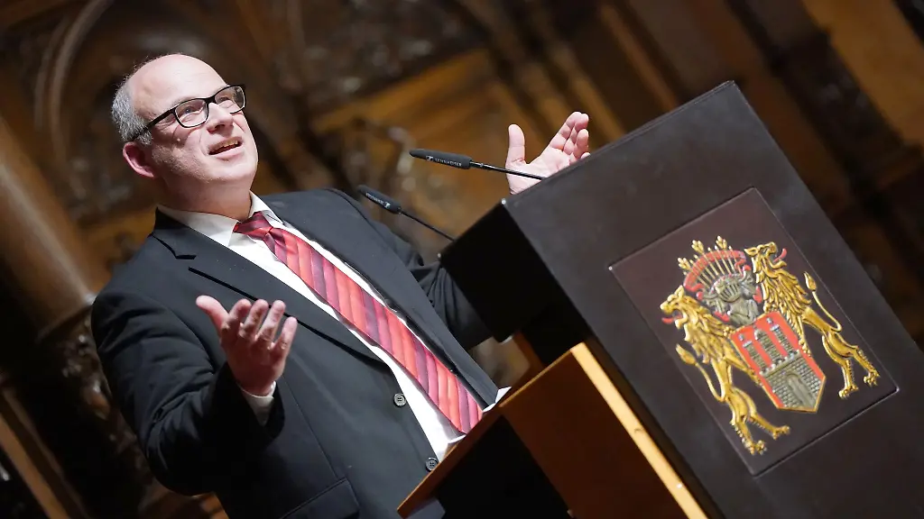 Ties-Rabe-SPD-bei-seiner-feierlichen-Verabschiedung-im-Grossen-Festsaal-des-Hamburger-Rathauses