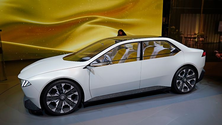 BMW zeigt zum ersten Mal ein seriennahes Visionsfahrzeug seiner vollelektrischen "Neuen Klasse", die 2025 auf den Markt kommt.