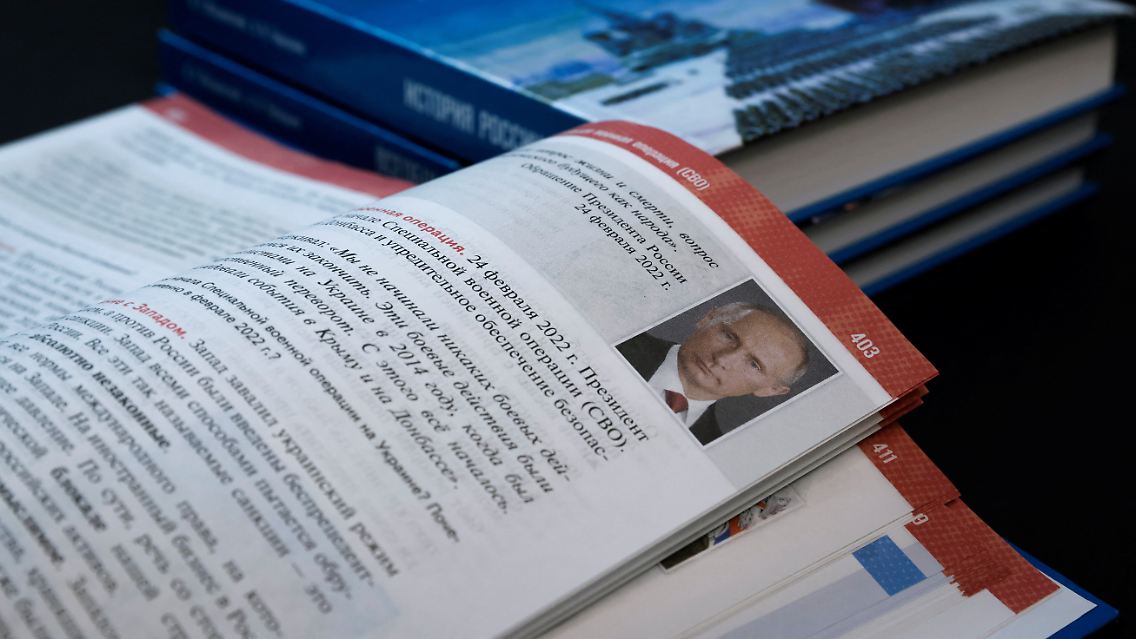 Ein Porträt von Wladimir Putin ist in der neuen Fassung von "Die Geschichte Russlands von 1945 bis zum Beginn des 21. Jahrhunderts" zu sehen.