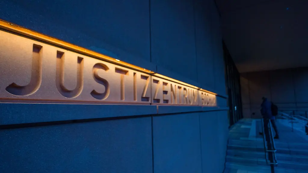 Der-Eingangsbereich-des-neuen-Justizzentrums-Bochum-Sitz-von-Amts-Arbeits-und-Landgericht-sowie-der-Staatsanwaltschaft