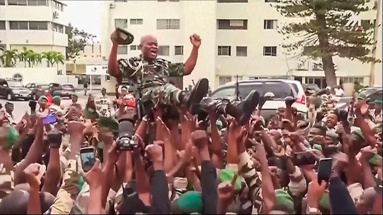 Nguema ließ sich nach der Machtübernahme von seinen Soldaten feiern.