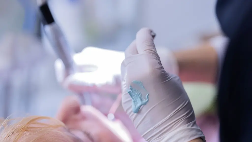 Eine-Zahnarzthelferin-fuehrt-an-einer-Patientin-eine-Zahnreinigung-durch