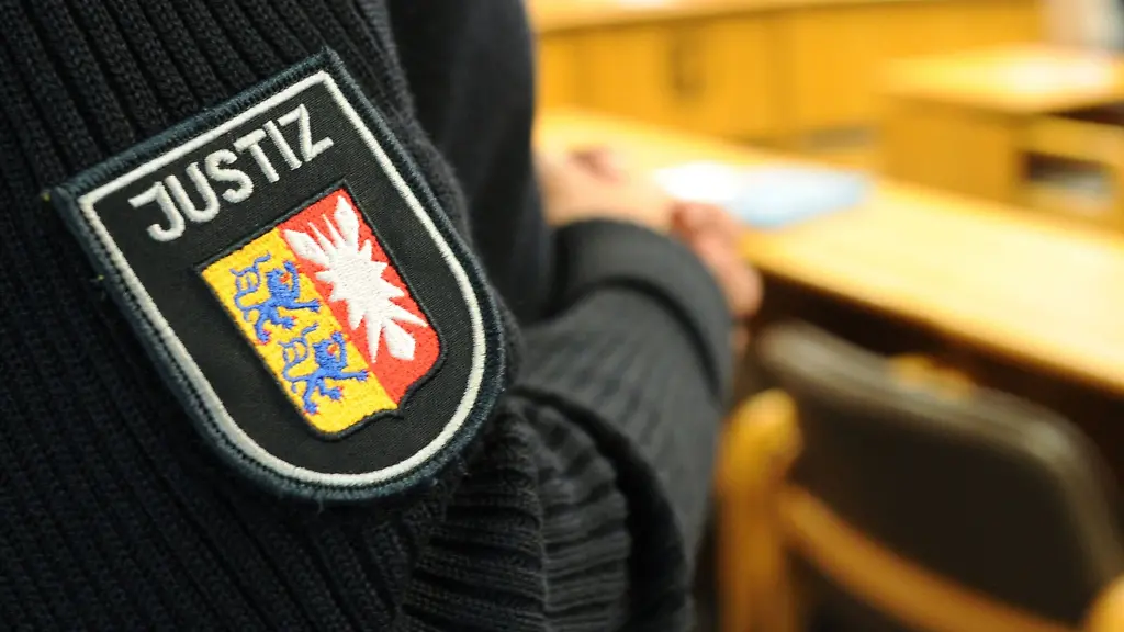 Ein-schleswig-holsteinischer-Justizbeamter-steht-im-Landgericht-im-Sitzungssaal
