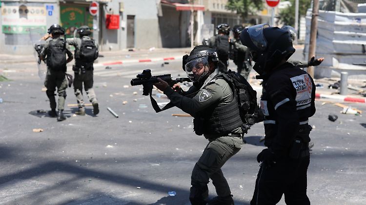 27 Beamte seien verletzt und 39 Verdächtige festgenommen worden, so die israelische Polizei.