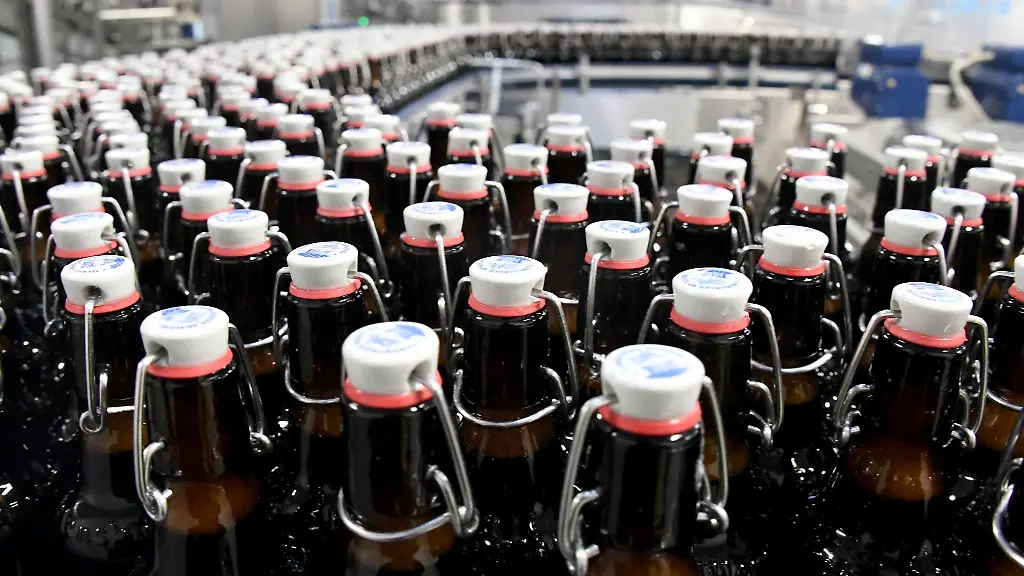 Bierflaschen-laufen-ueber-ein-Band-in-der-Flensburger-Brauerei