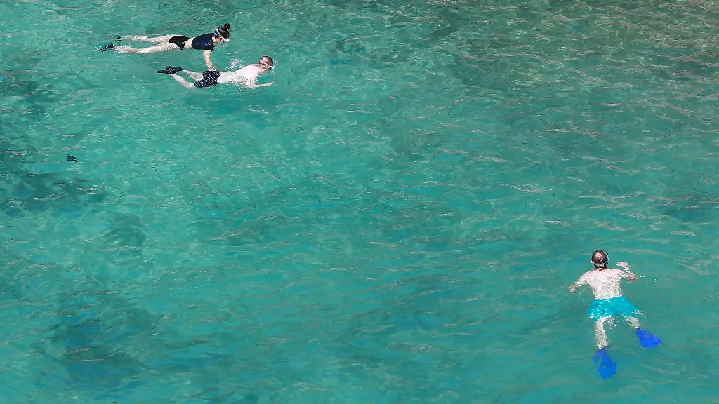 Menschen-schnorcheln-am-Strand-Cala-Pi