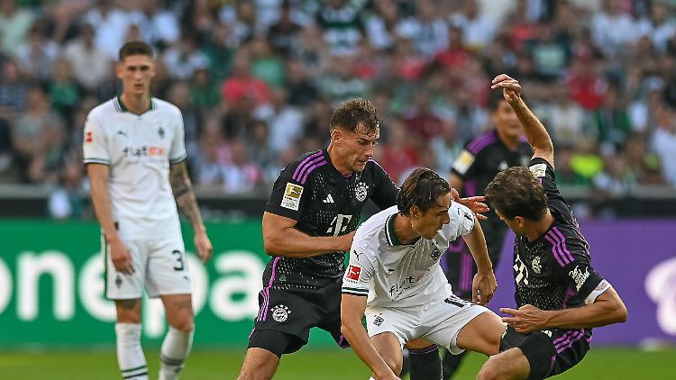 Leon Goretzka und Thomas Müller feierten gegen Mönchengladbach einen hart erarbeiteten Sieg.