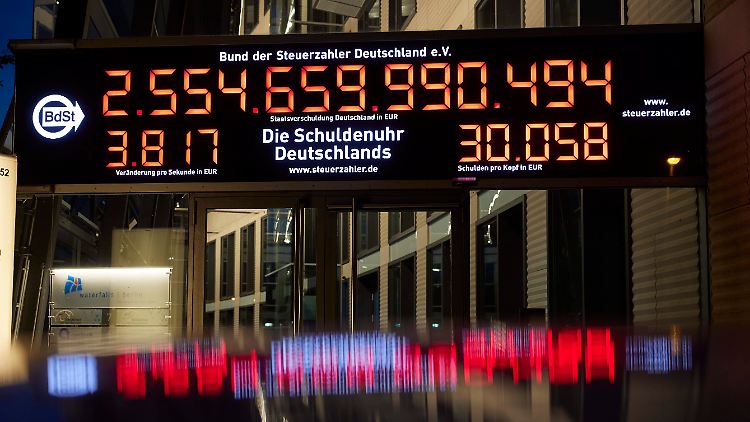 Die bekannte Schuldenuhr von Bund der Steuerzahler in der Berliner Reinhardtstraße. 