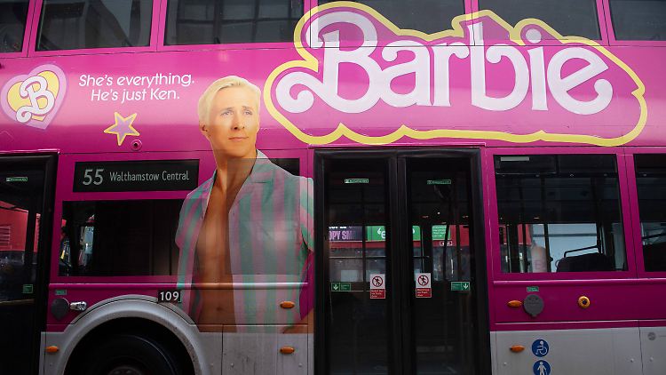 Sie ist alles, er ist einfach nur Ken: Bus-Werbung in der Londoner Oxford Street. 