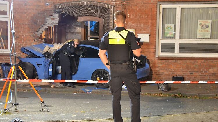 Im niedersächsischen Landkreis Stade prallte ein Auto in eine Hauswand.